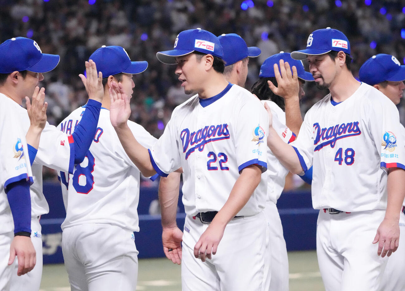 中日対ヤクルト　試合終了、大野雄大（中央）はナインとタッチを交わす（撮影・森本幸一）