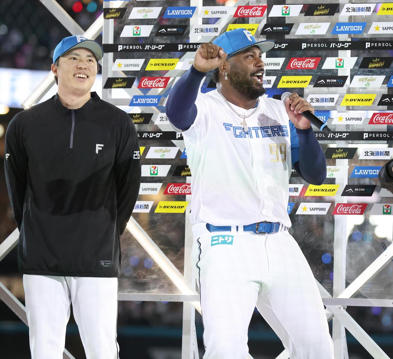 日本ハム対西武　ヒーローインタビューで叫ぶレイエス。左は田中正義（撮影・黒川智章）
