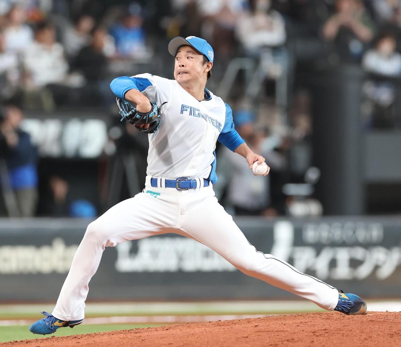 日本ハム対西武　6回に登板の島本浩也（撮影・黒川智章）