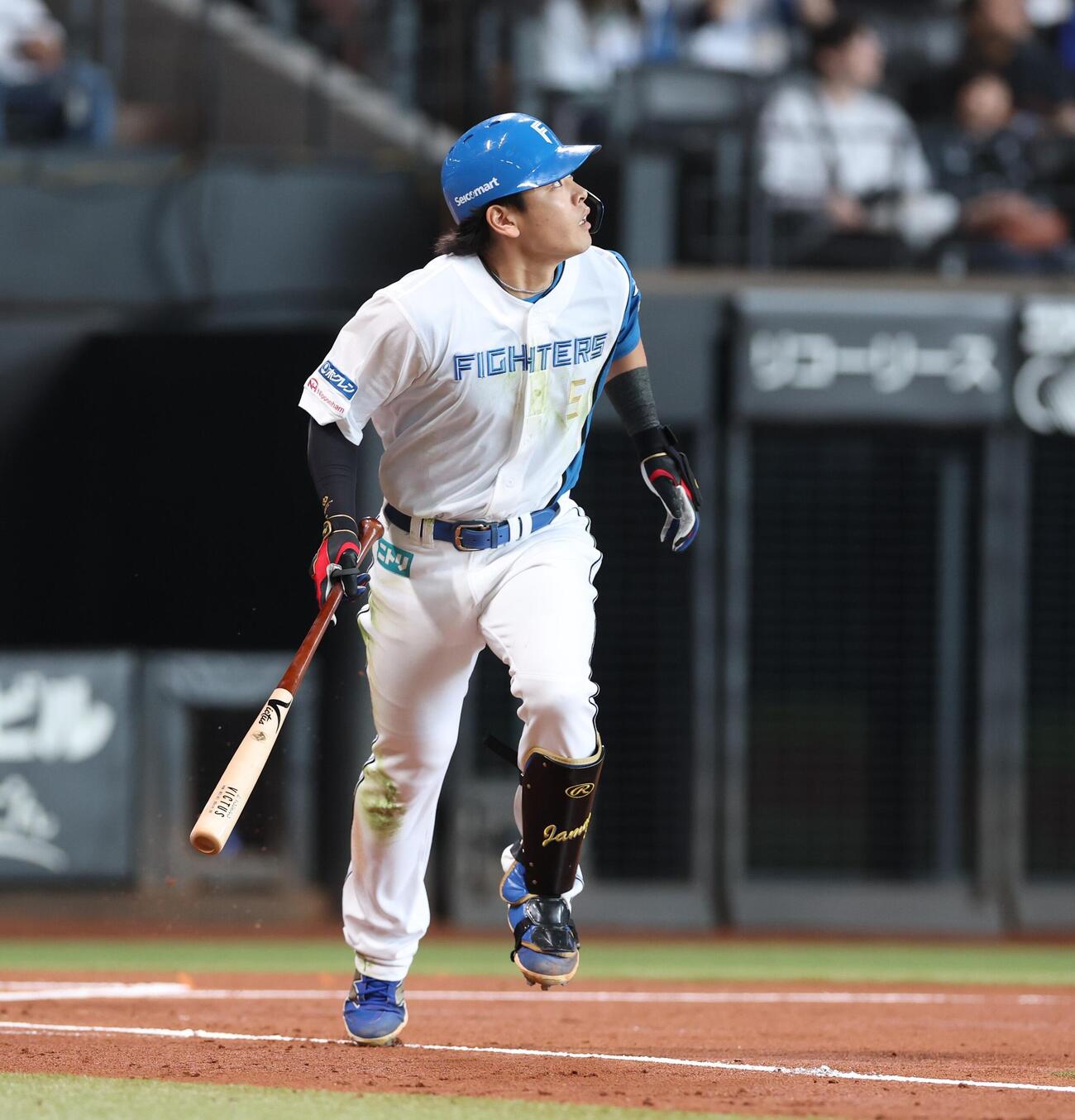 日本ハム対西武　1回裏日本ハム2死二塁、2点本塁打を放つ野村佑希（撮影・黒川智章）