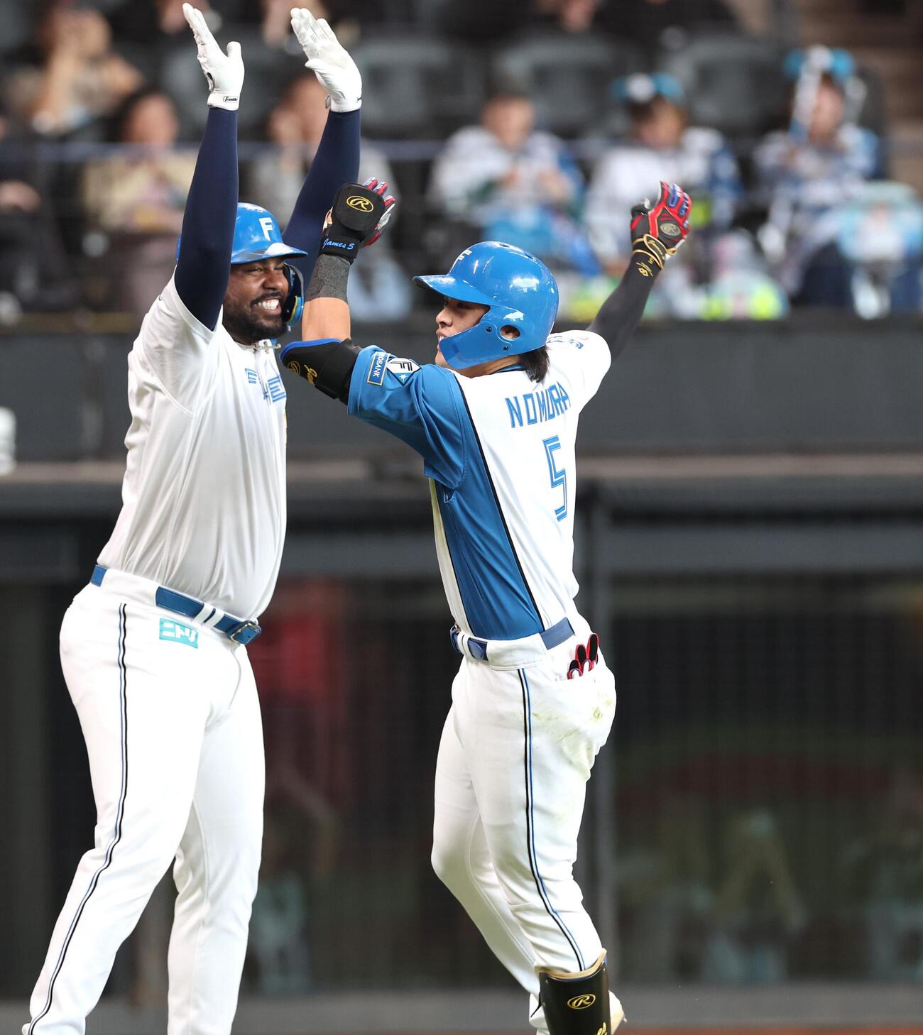 日本ハム対西武　1回裏日本ハム2死二塁、2点本塁打を放ちレイエスとハイタッチする野村佑希（撮影・黒川智章）