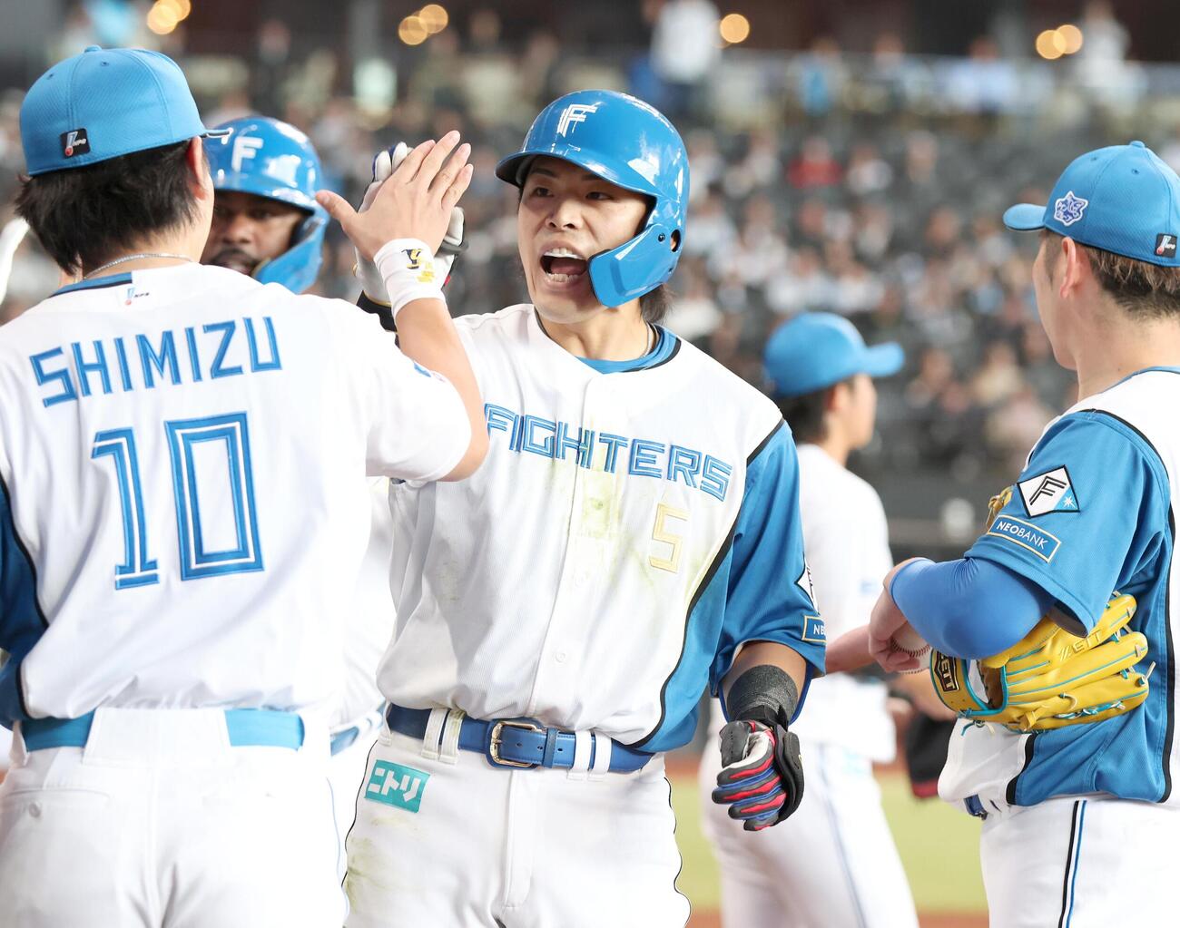 日本ハム対西武　1回裏、2点本塁打を放ちナインに出迎えられる野村佑希（撮影・黒川智章）