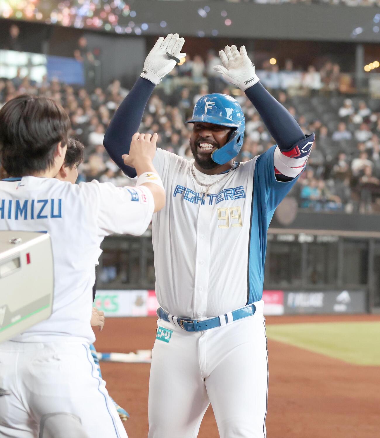 日本ハム対西武　8回裏、本塁打を放ちナインに出迎えられるレイエス（撮影・黒川智章）