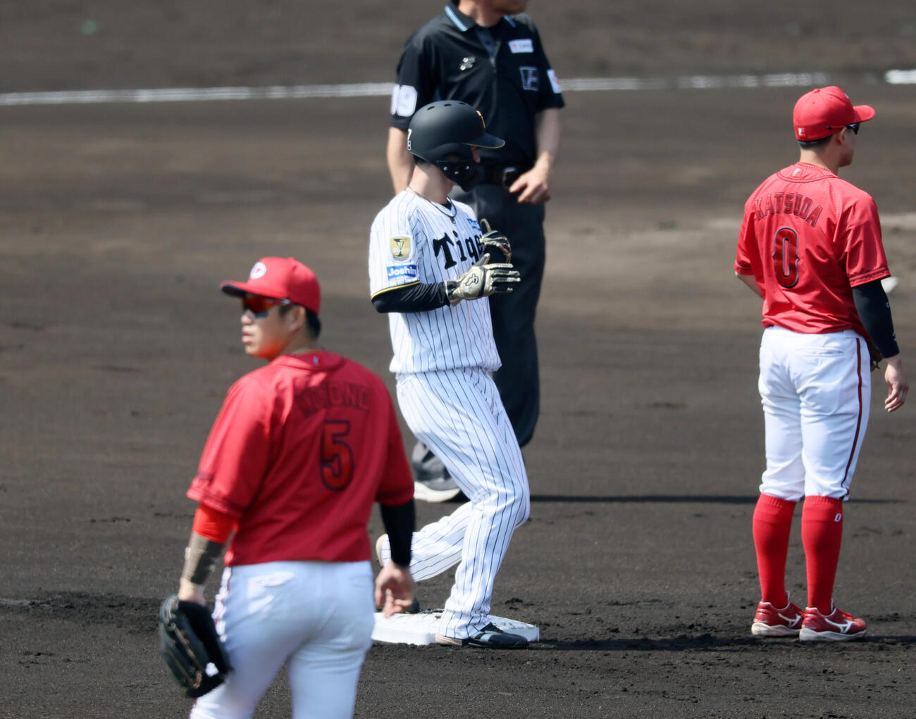 阪神対広島　1回裏阪神無死一、二塁、一塁走者中野拓夢は森下翔太の中飛で二塁へ進塁（撮影・加藤哉）