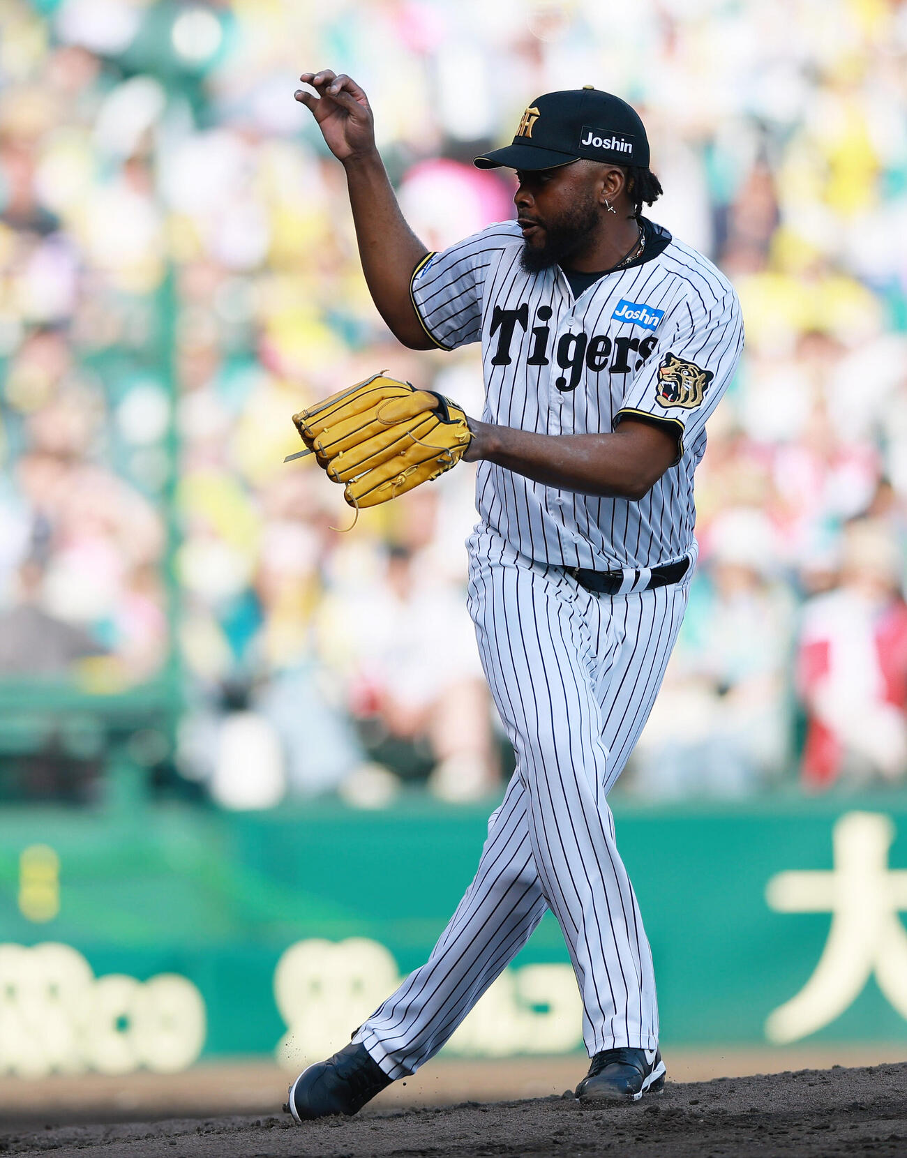 阪神対広島　9回表広島2死一、三塁、村上頌樹に代わりラファエル・ドリスが登板する（撮影・上山淳一）