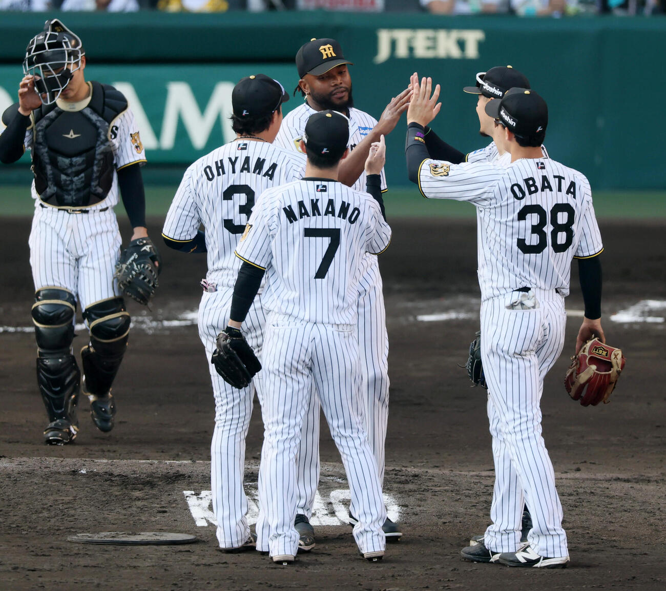 阪神対広島　広島に勝利しナインとタッチする阪神ラファエル・ドリス（撮影・加藤哉）