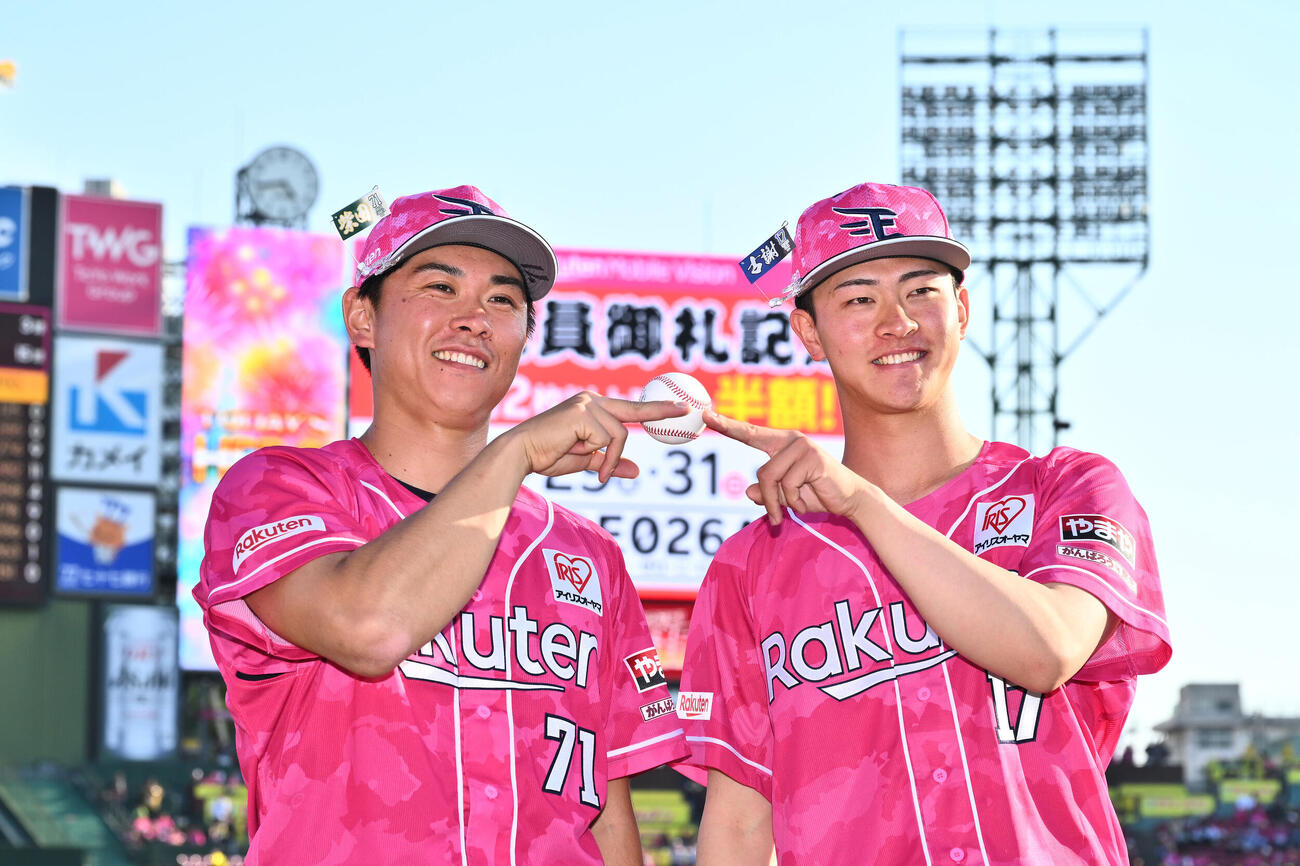 楽天対ソフトバンク　試合後、プロ初セーブの楽天柴田大地（左）と今季初勝利の古謝樹は記念球を手に写真に納まる（撮影・滝沢徹郎）