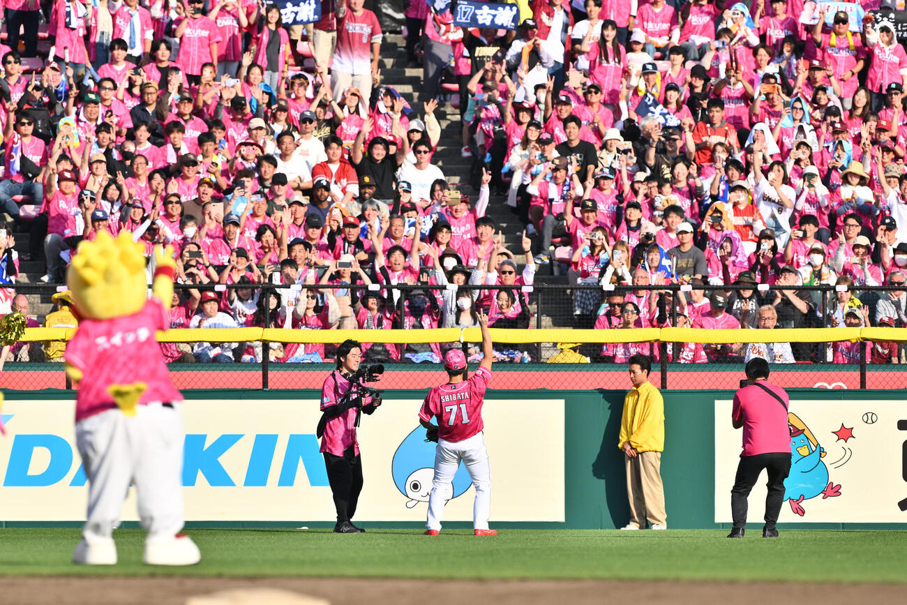楽天対ソフトバンク　試合後、ファンと勝利を祝う楽天柴田大地（撮影・滝沢徹郎）