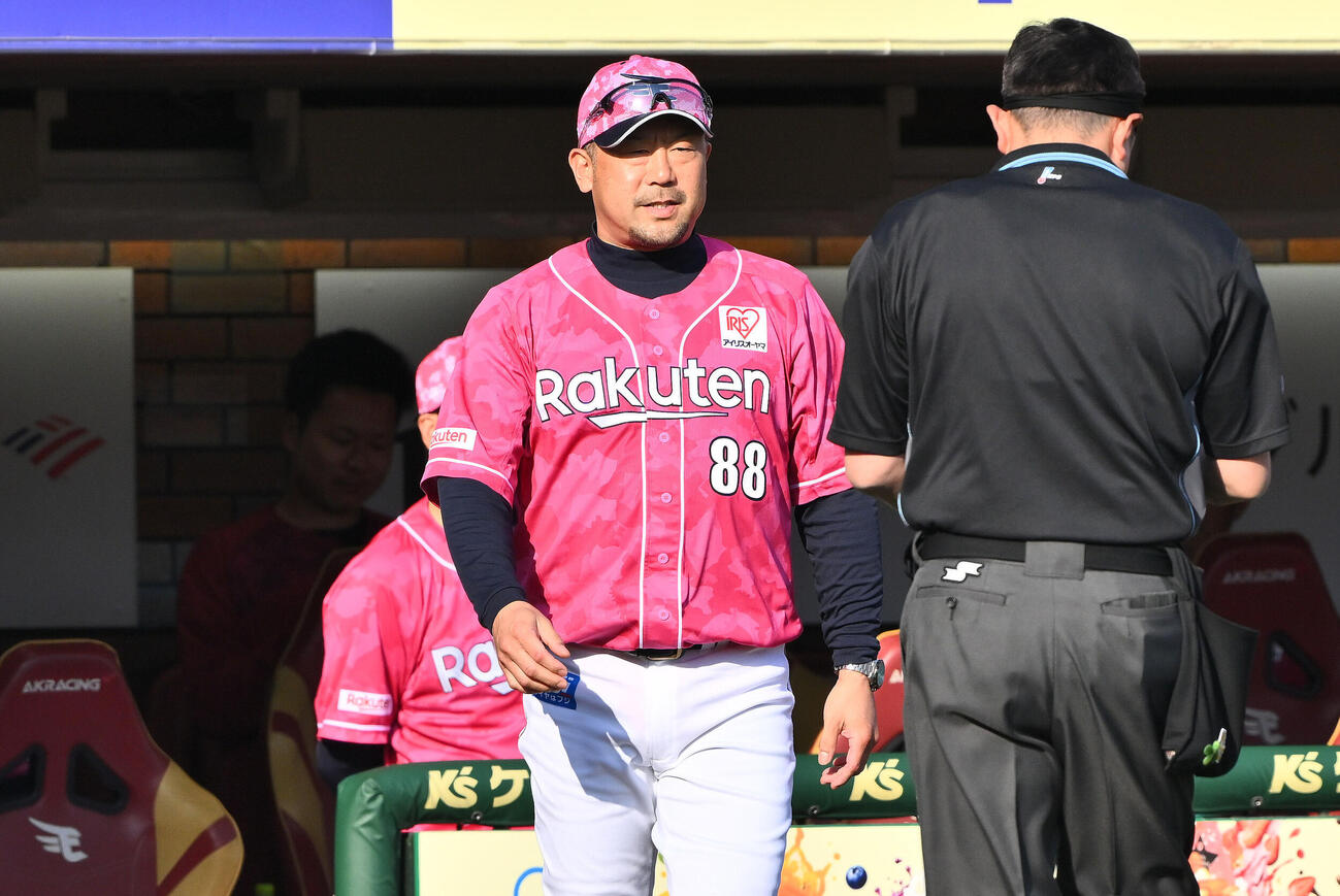 楽天対ソフトバンク　交代を伝える楽天三木肇監督（撮影・滝沢徹郎）