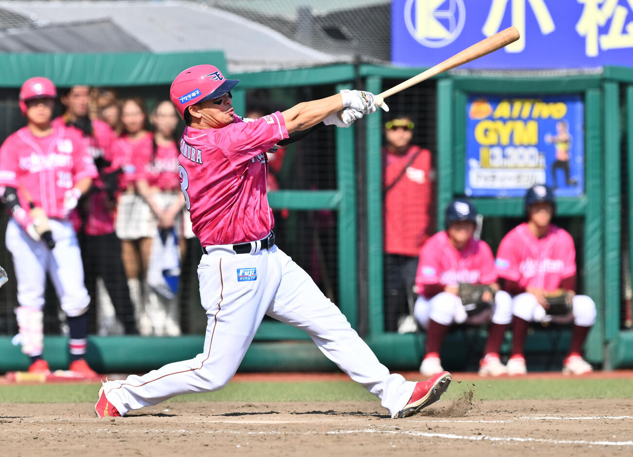 楽天対ソフトバンク　5回裏楽天1死一、三塁、浅村栄斗は適時打を放つ（撮影・滝沢徹郎）
