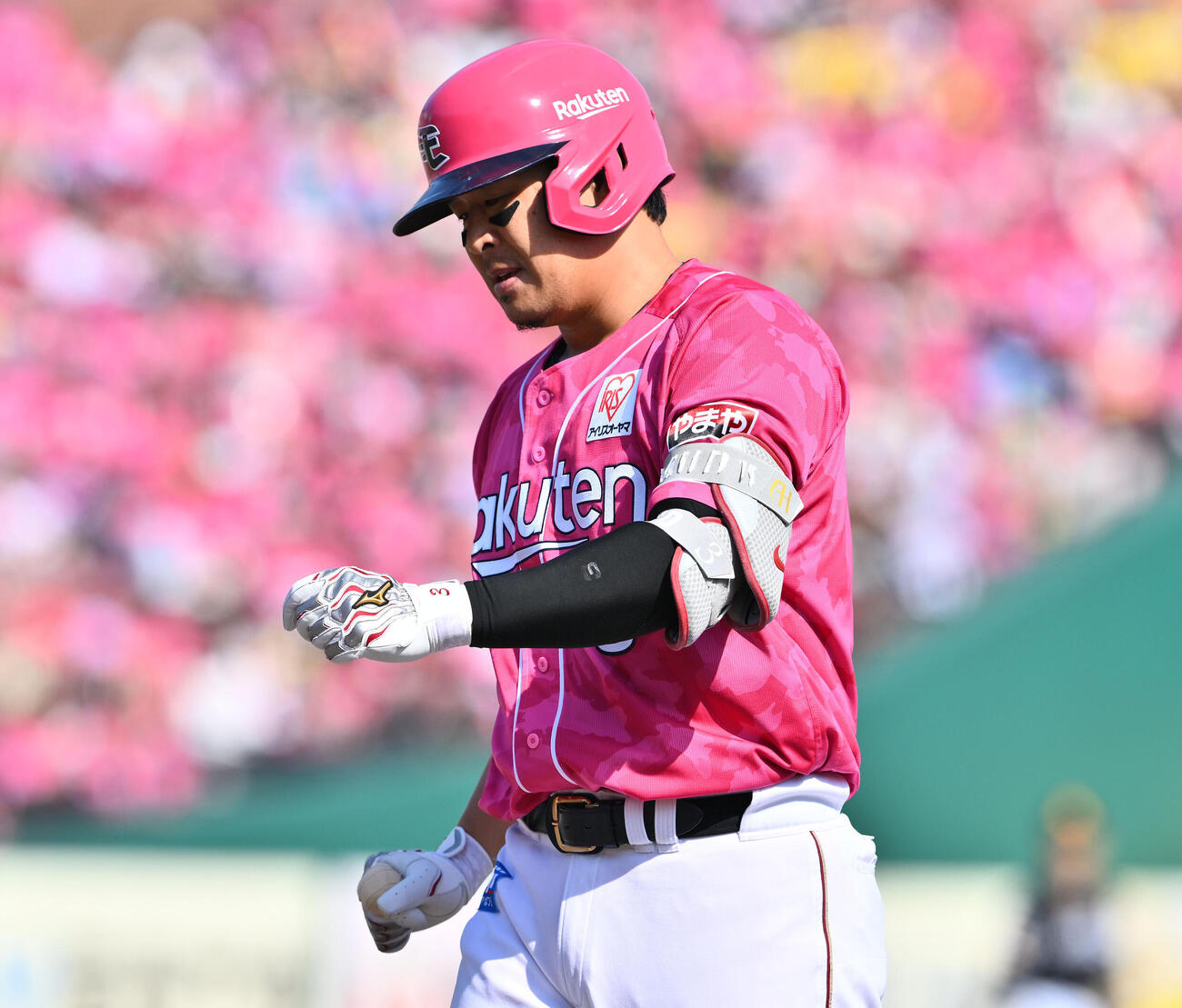 楽天対ソフトバンク　5回裏楽天1死一、三塁、適時打を放った浅村栄斗（撮影・滝沢徹郎）