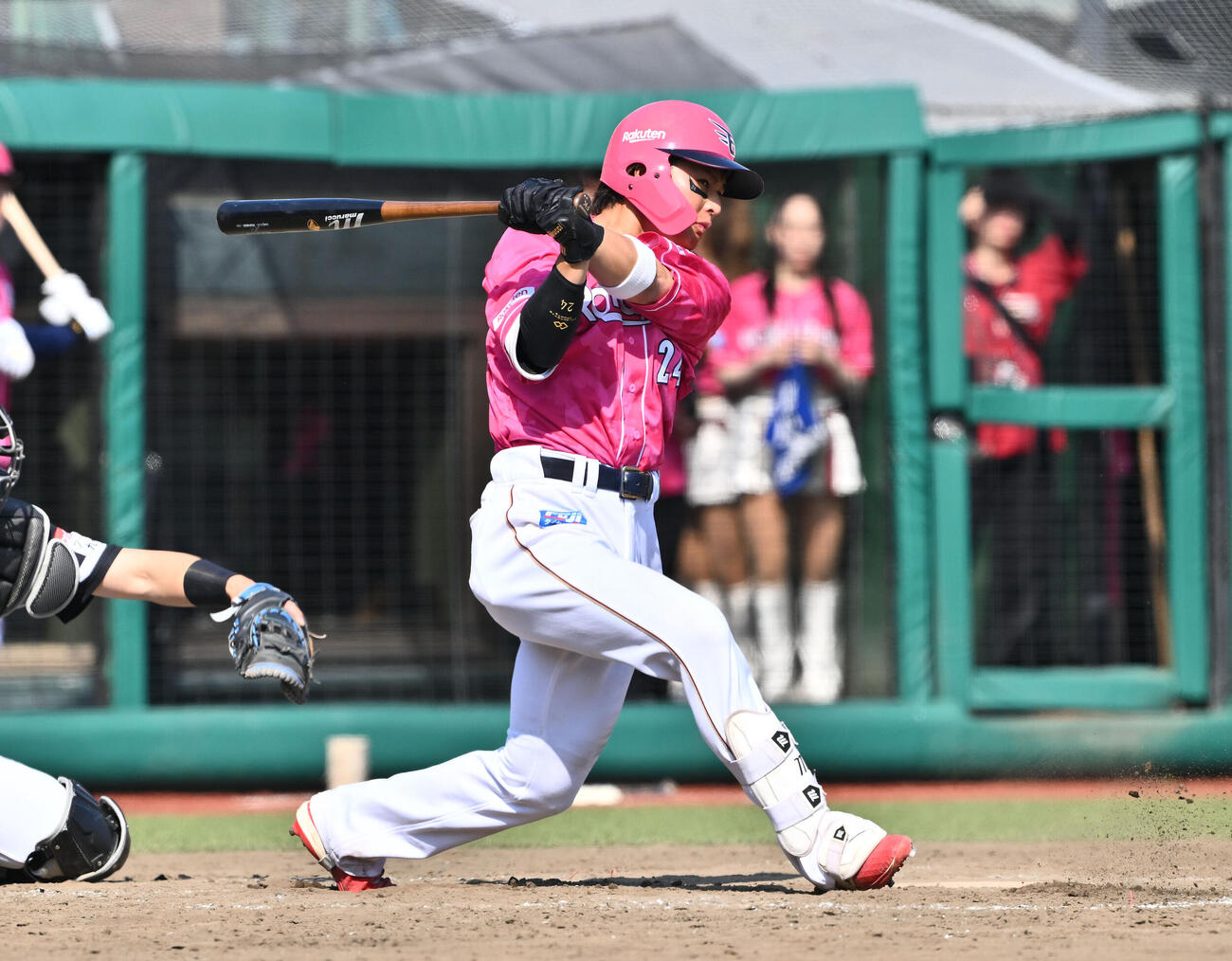 楽天対ソフトバンク　5回裏楽天1死一塁、黒川史陽は適時二塁打を放つ（撮影・滝沢徹郎）