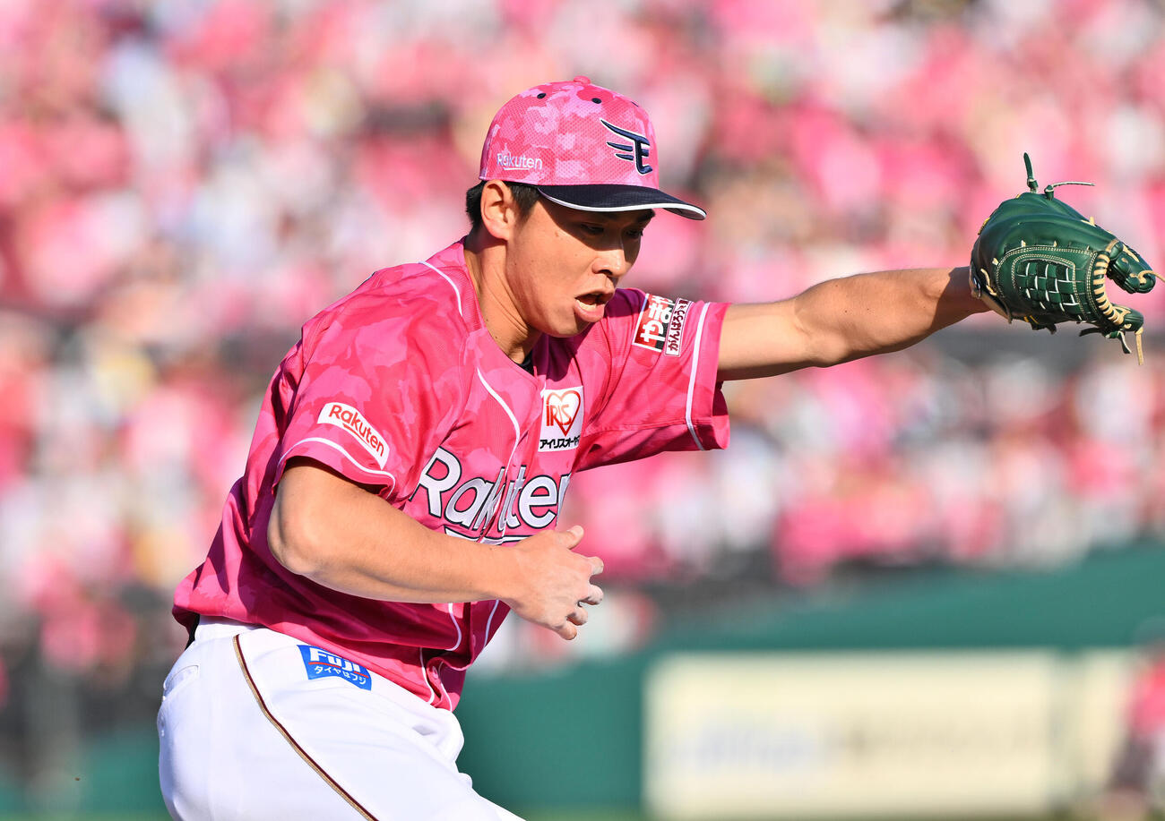 楽天対ソフトバンク　9回表ソフトバンク2死満塁、柴田大地は近藤健介を一ゴロに打ち取る（撮影・滝沢徹郎）