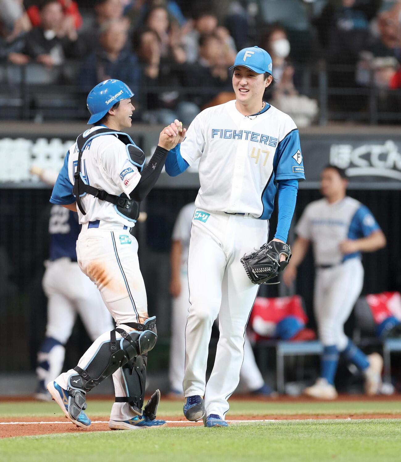 日本ハム対西武　試合後、田宮裕涼（左）と握手する柳川大晟（撮影・黒川智章）