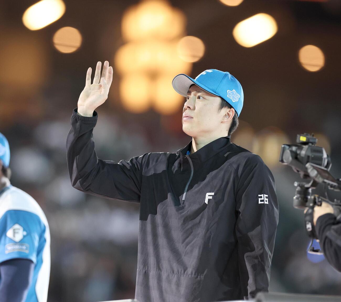 日本ハム対西武　試合後、スタンドに手を振る田中正義（撮影・黒川智章）