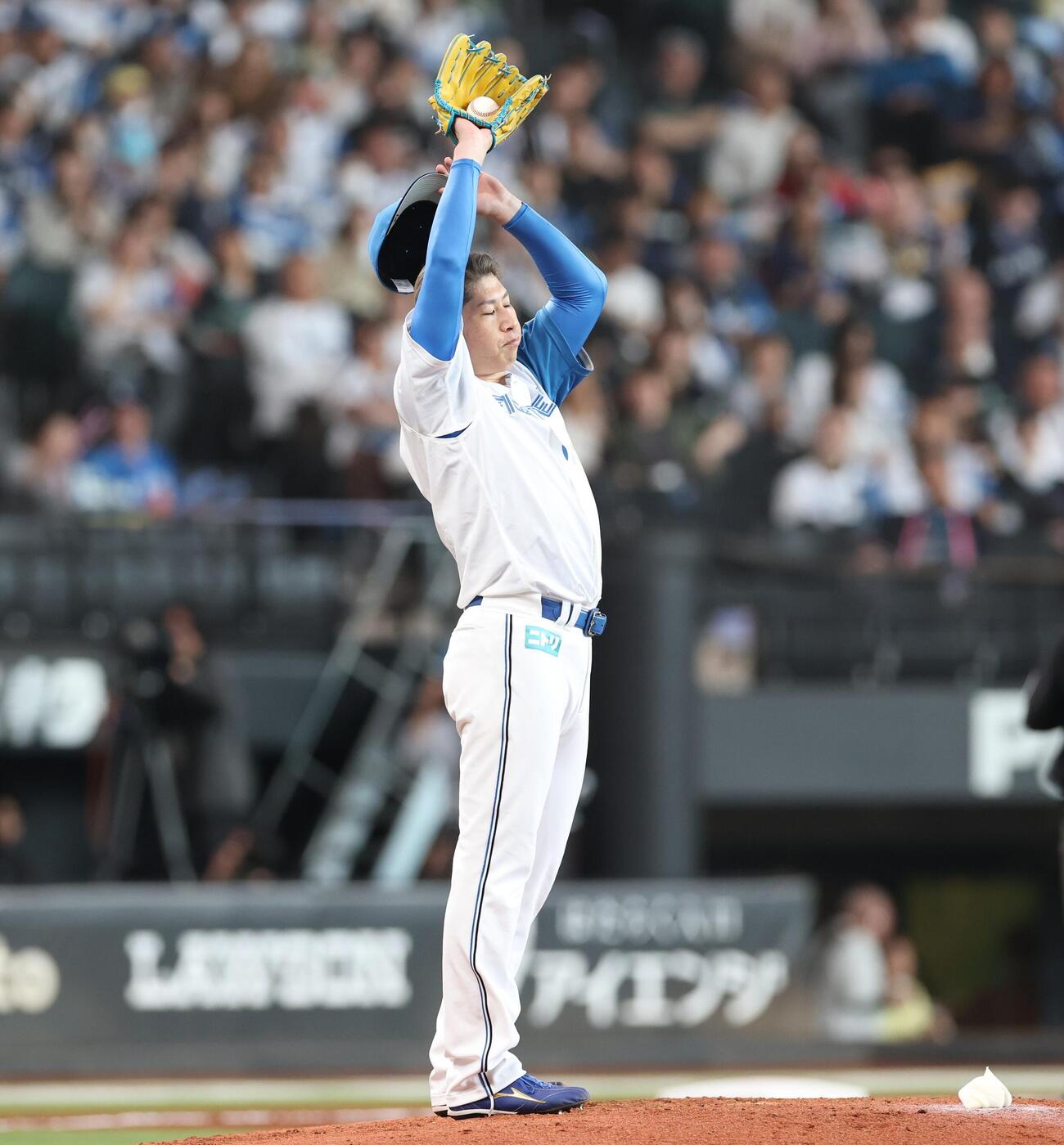 日本ハム対西武　4回表西武無死、ネビンに本塁打を浴び汗を拭く加藤貴之（撮影・黒川智章）