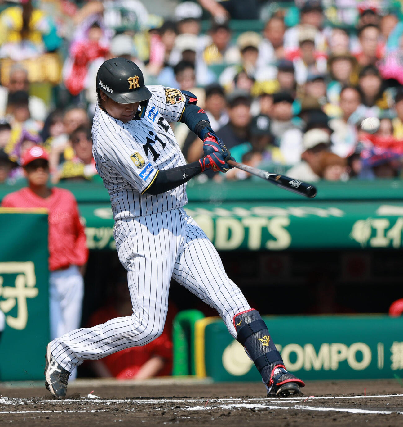 阪神対広島　1回裏阪神1死一、三塁、大山悠輔は犠飛を放つ（撮影・上山淳一）