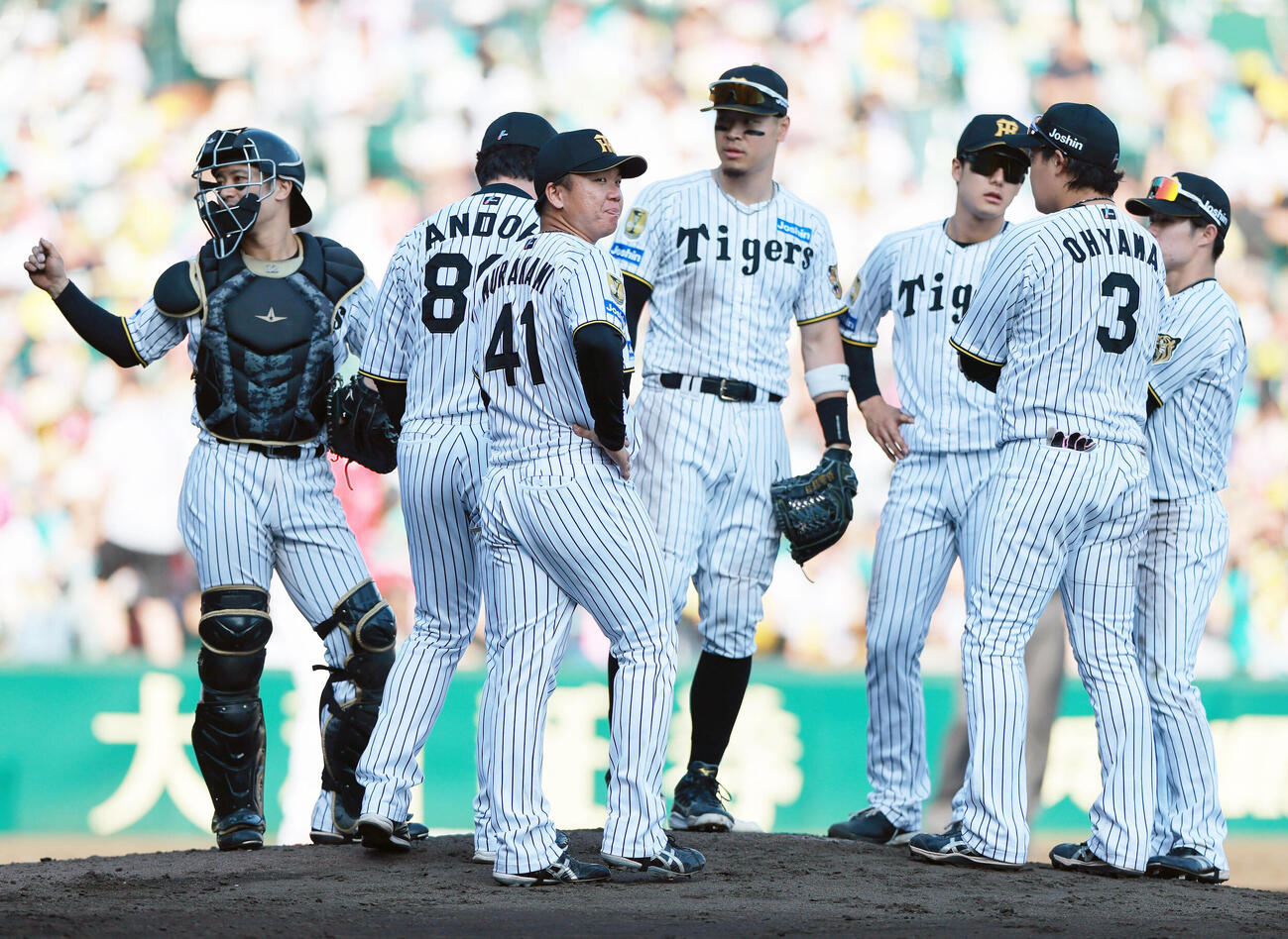 阪神対広島　9回表広島2死一、二塁、村上頌樹（手前）は坂倉将吾に適時打を打たれ降板となる（撮影・上山淳一）