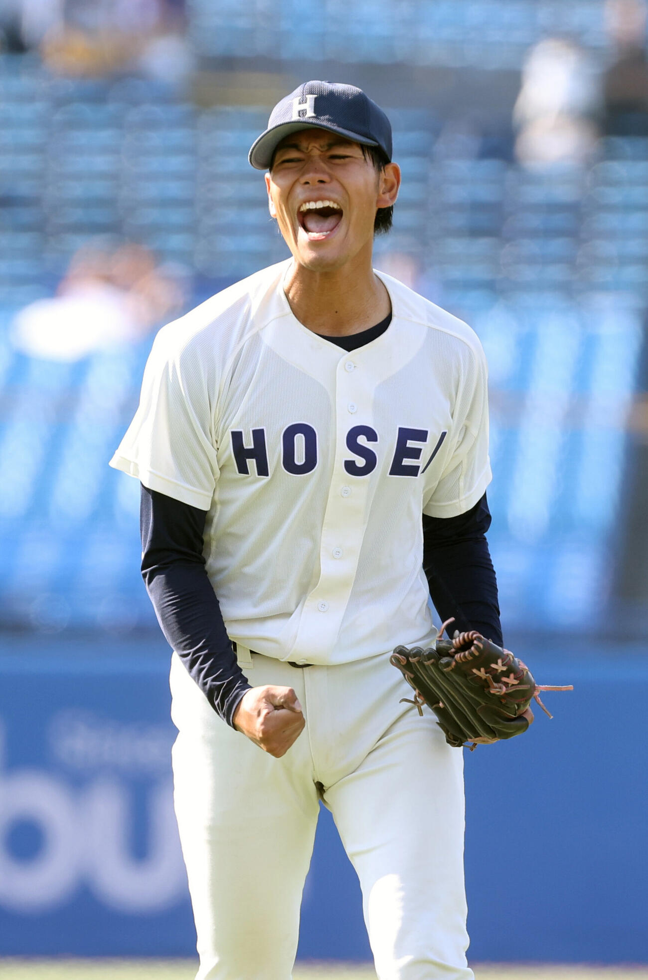 慶大対法大　5回表慶大2死一、二塁、服部翔を三塁ゴロに仕留めガッツポーズする法大・助川太志（撮影・柴田隆二）
