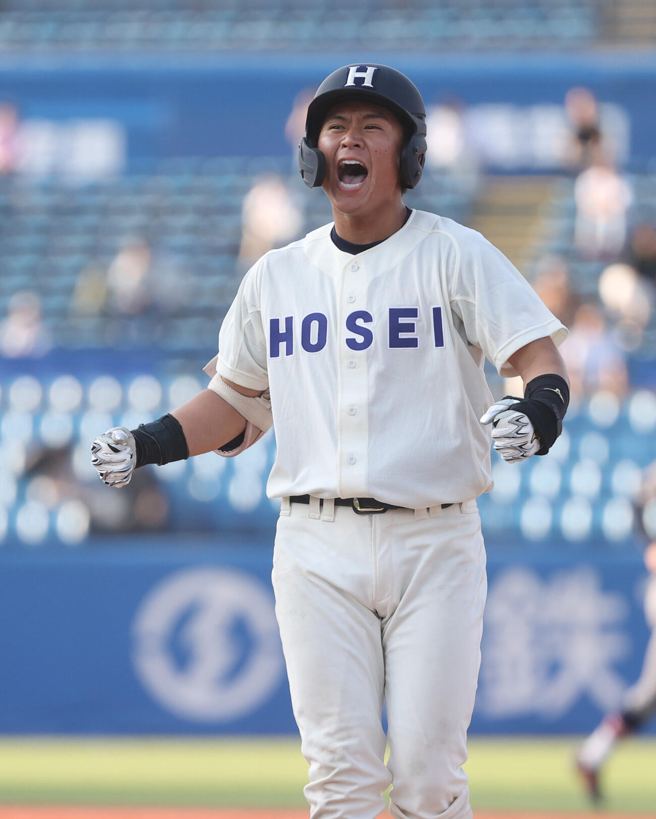 6大学野球　慶大対法大　8回裏法大2死三塁、藤森康淳は適時打を放ちガッツポーズする（撮影・柴田隆二）