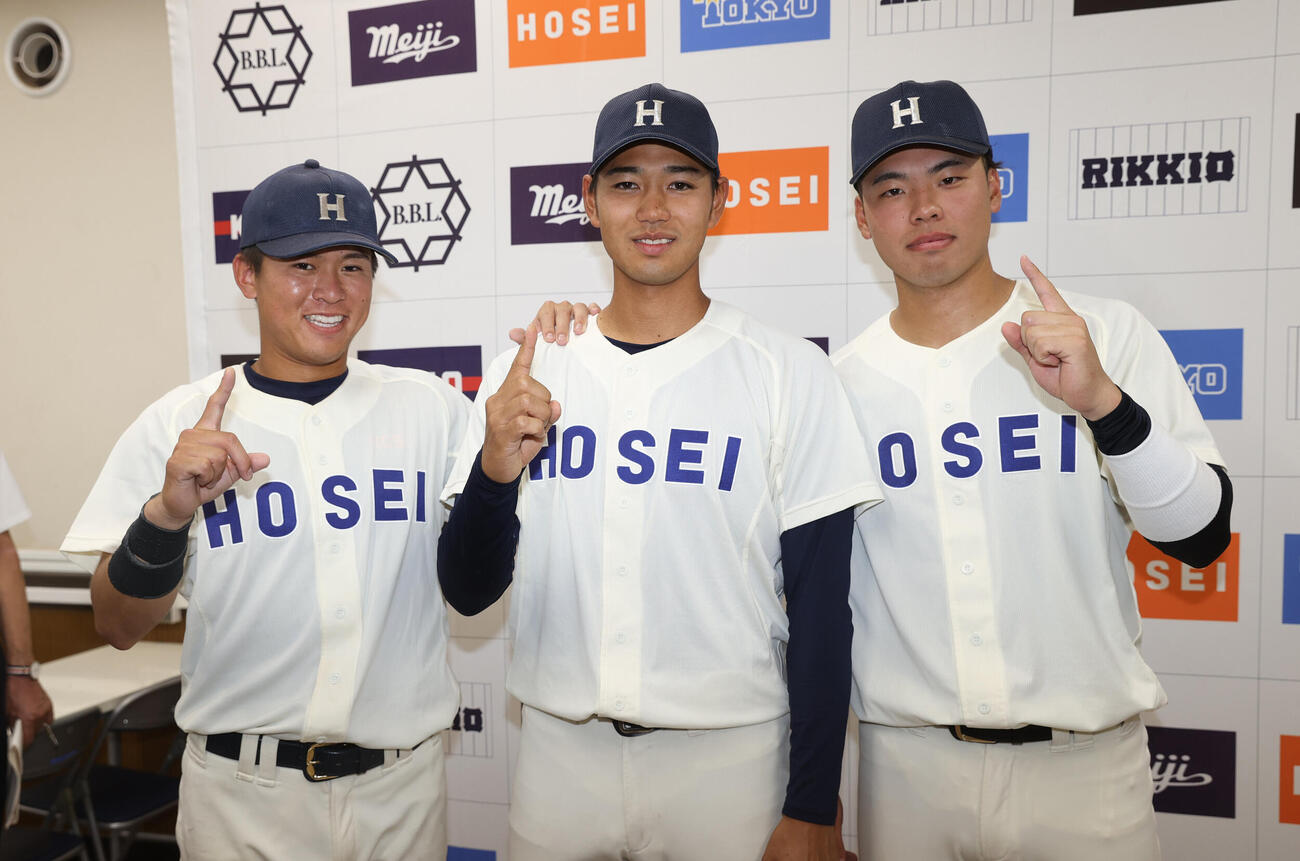 6大学野球　慶大対法大　勝利した、左から法大・藤森康淳、助川太志、境亮陽はポーズを決める（撮影・柴田隆二）