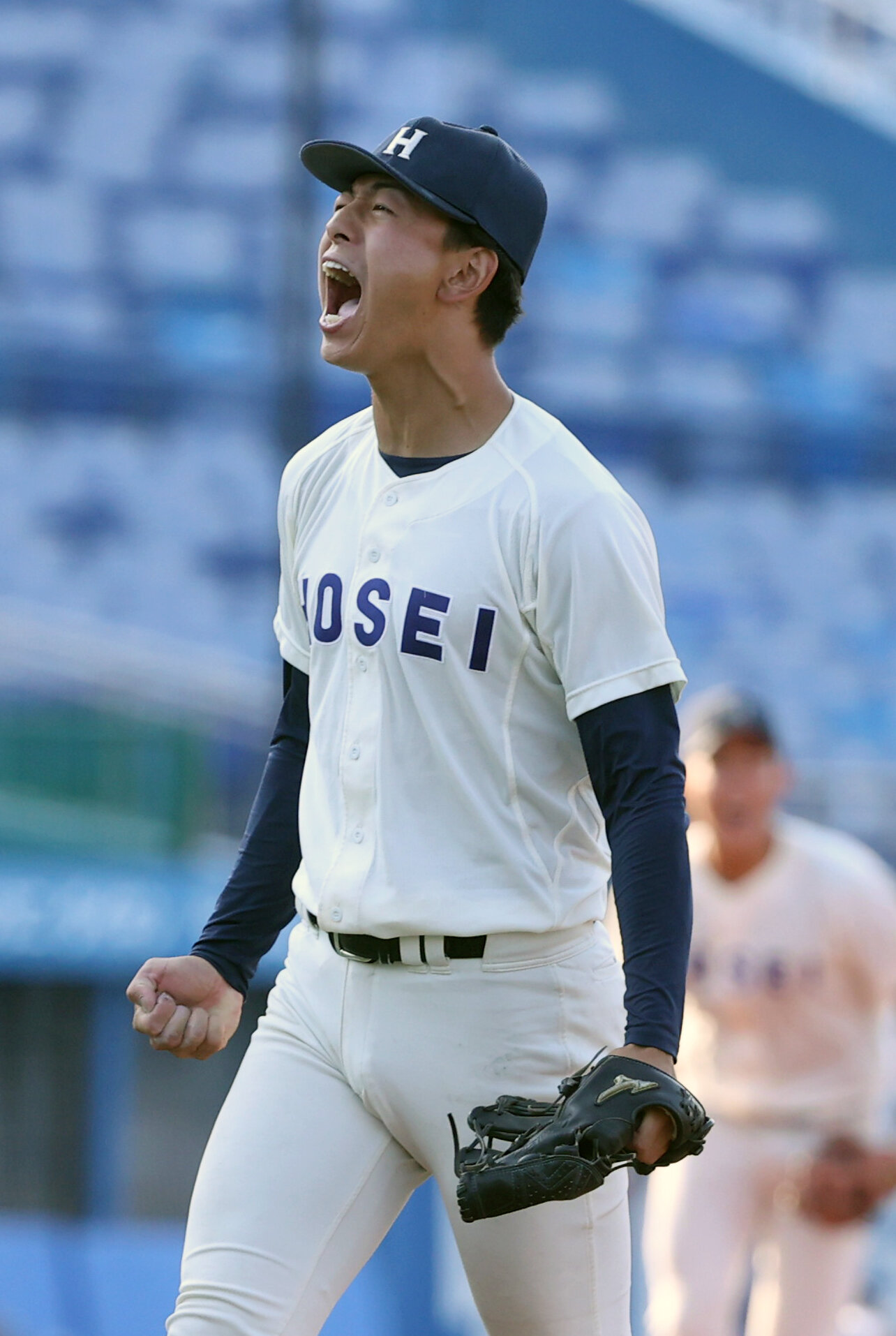 6大学野球　慶大対法大　8回から登板し勝利した法大・桜田朔はガッツポーズする（撮影・柴田隆二）