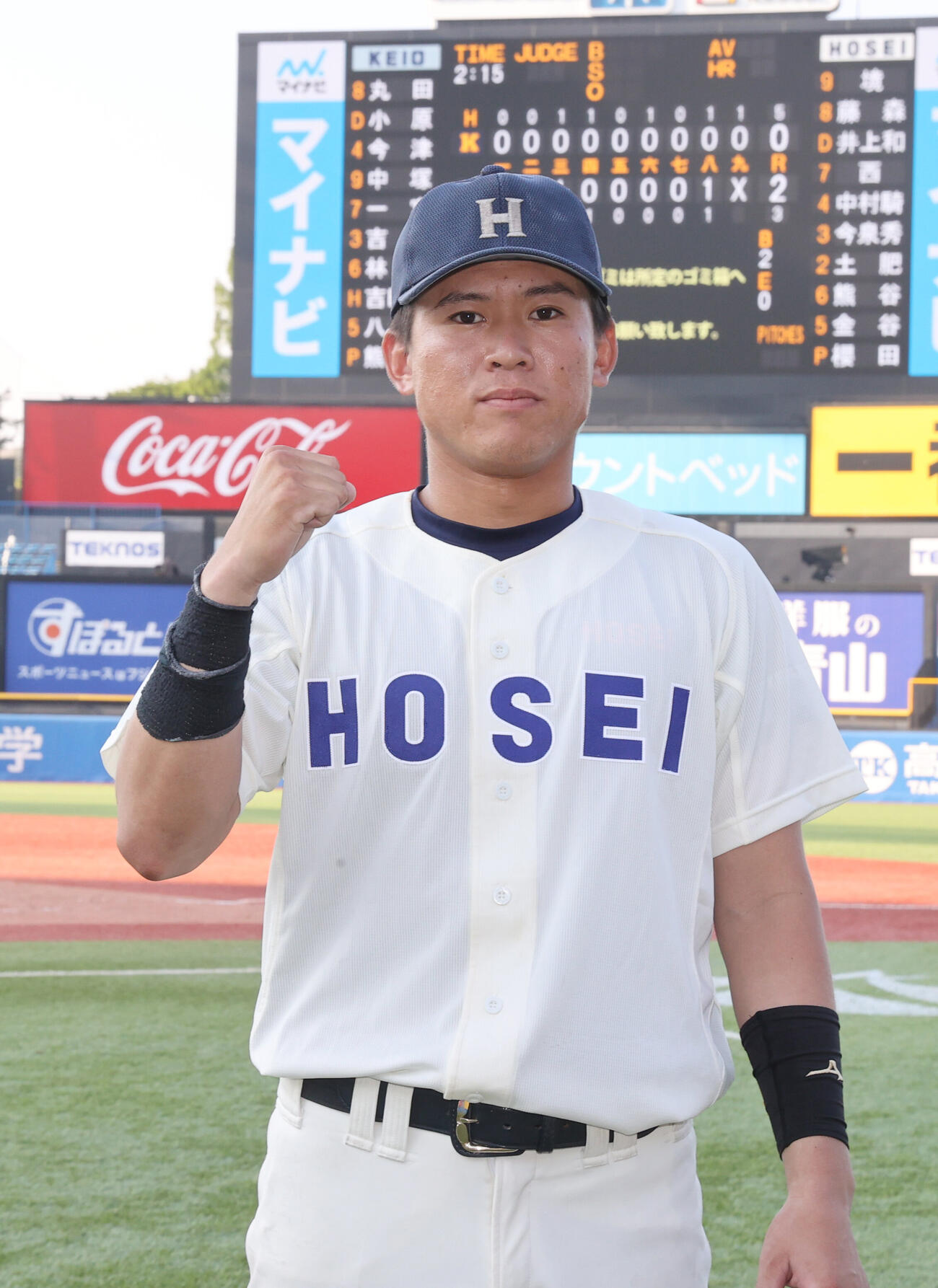 6大学野球　慶大対法大　勝利した法大・藤森康淳はガッツポーズする（撮影・柴田隆二）