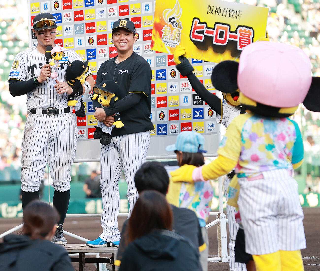 阪神対広島　TORACO DAYのキッズインタビューに答える阪神佐藤輝明（左）と村上頌樹（撮影・上山淳一）