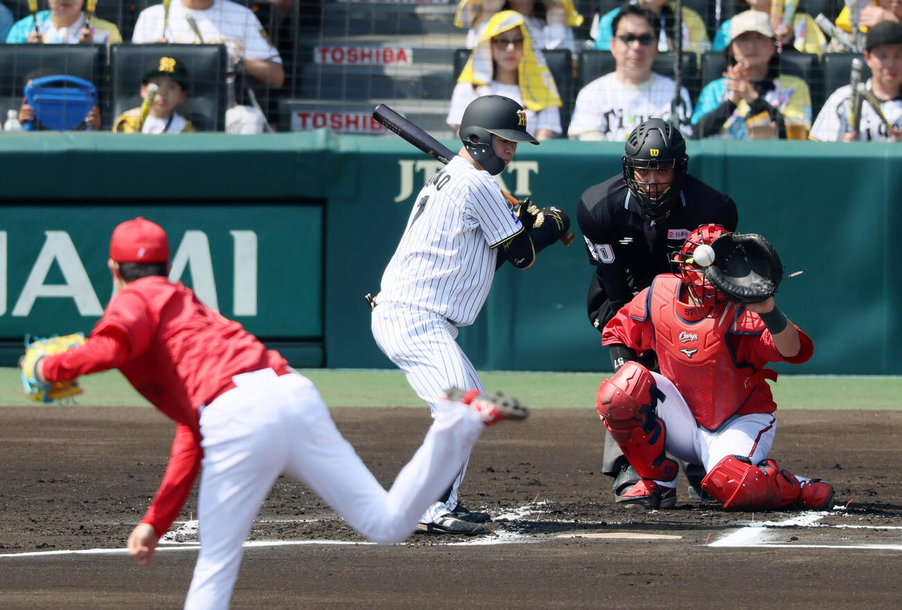 阪神対広島　1回裏阪神無死二塁、四球を選ぶ中野拓夢。投手森下暢仁（撮影・加藤哉）