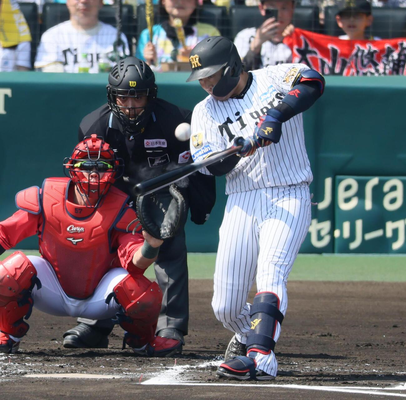 阪神対広島　1回裏阪神1死一、三塁、大山悠輔は左犠飛を打ち上げて追加点を挙げる（撮影・加藤哉）