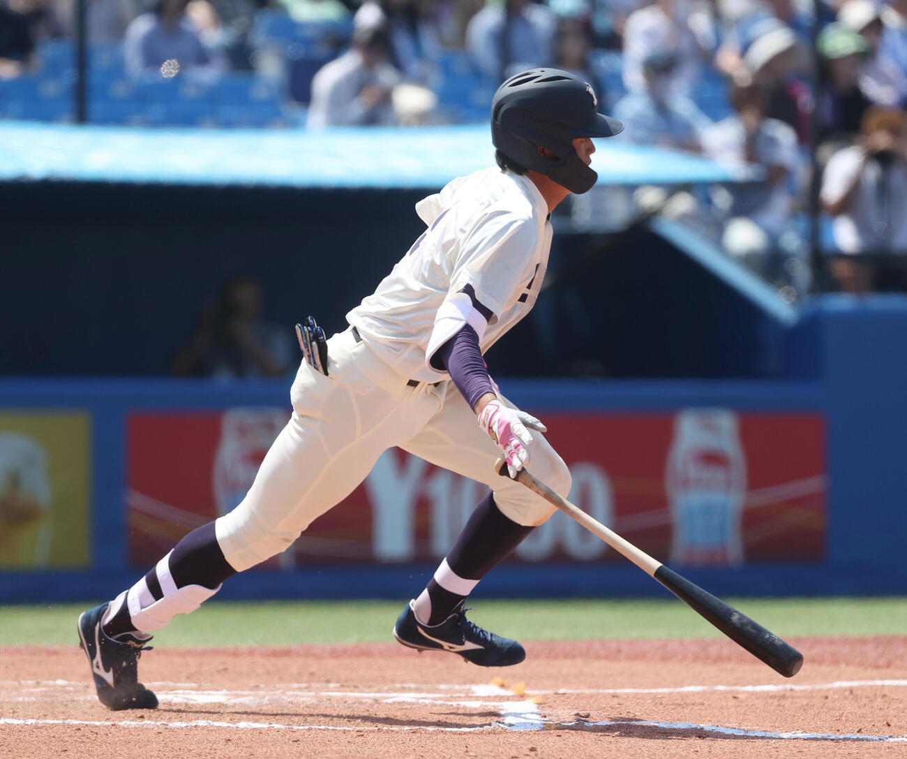 明大対早大　10回表明大1死一、二塁、津田基は適時打を放つ（撮影・柴田隆二）