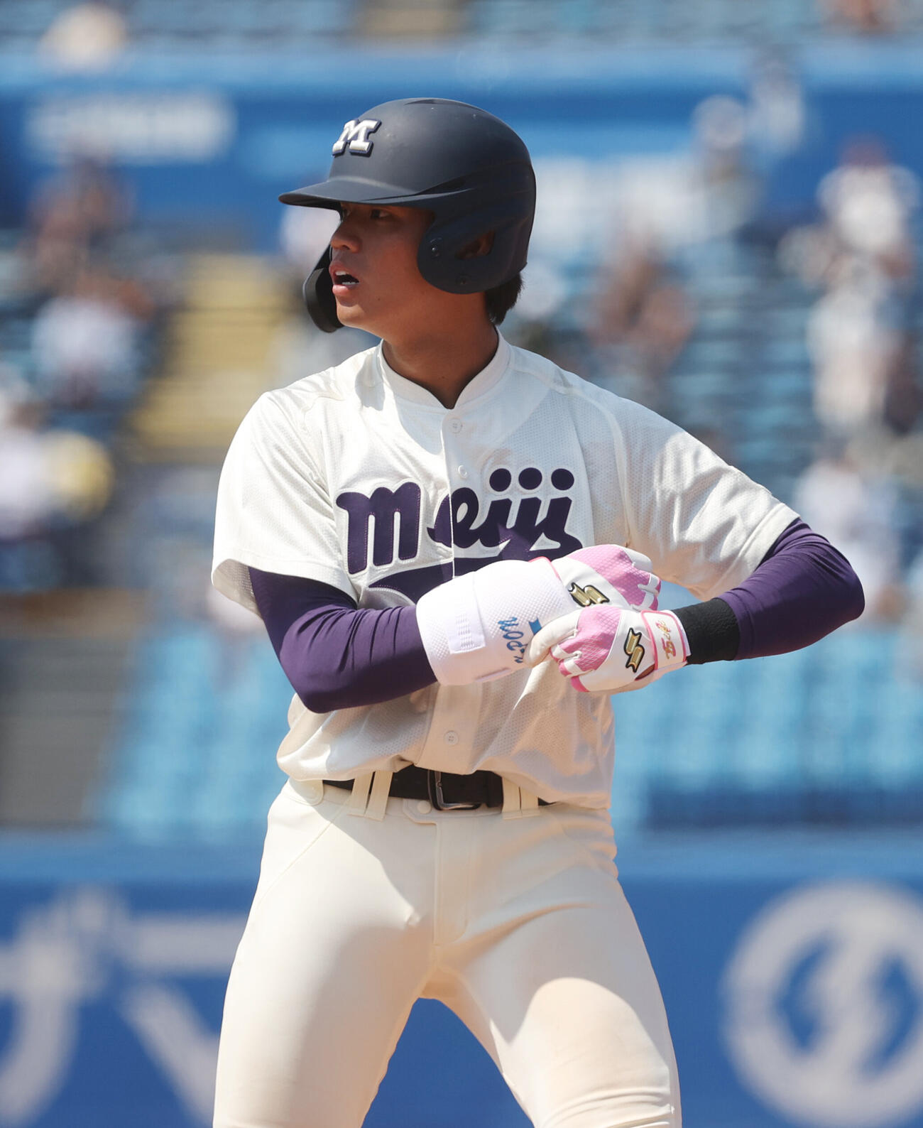 明大対早大　10回表明大1死一、二塁、津田基は適時打を放つ（撮影・柴田隆二）