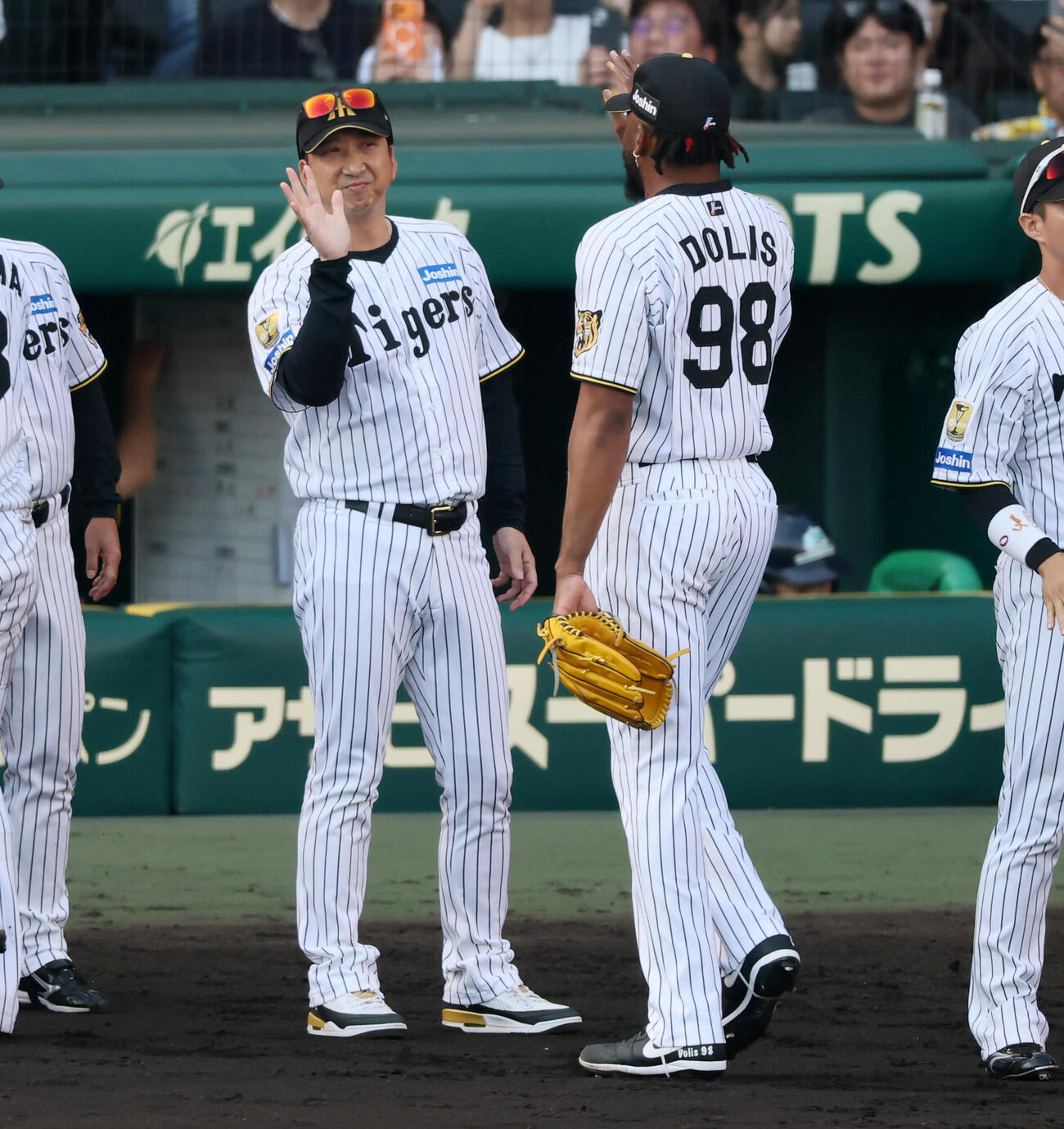 阪神対広島　広島に勝利しラファエル・ドリス（右）らナインとタッチする阪神藤川球児監督（撮影・加藤哉）