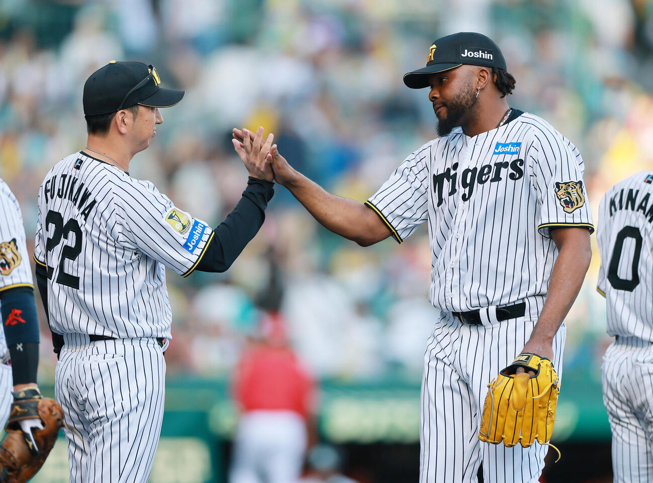 阪神対広島　広島に勝利し、試合を締めたラファエル・ドリス（右）はとタッチをかわす藤川球児監督（撮影・上山淳一）