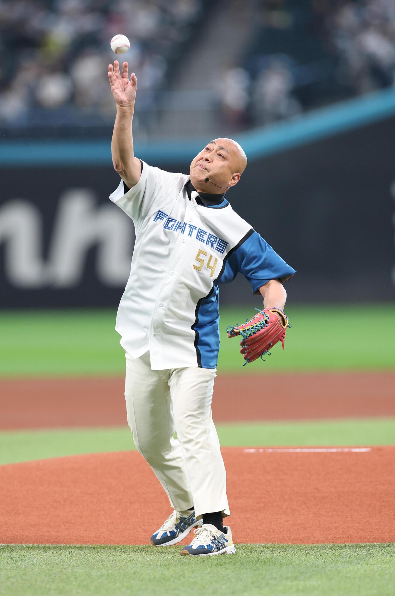 ファーストピッチセレモニーで投球する錦鯉の長谷川雅紀（撮影・黒川智章）