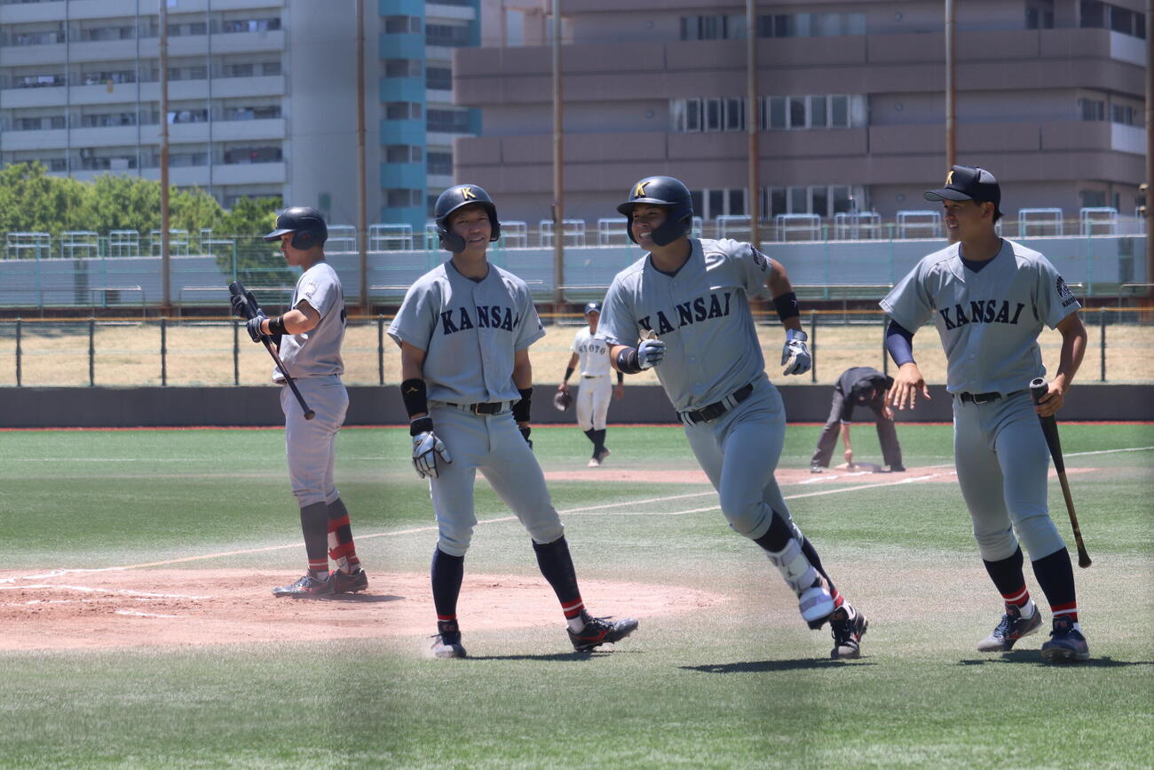 京大戦で6回に本塁打を放った澤村凪人（中央）
