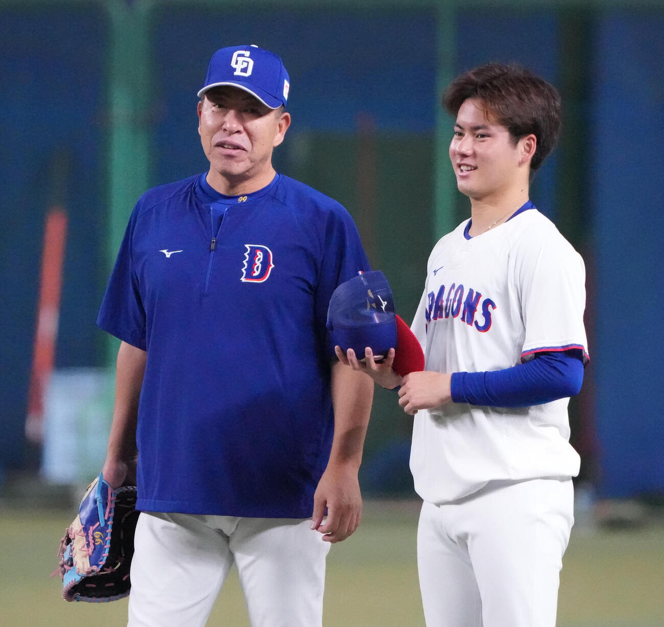 中日対ヤクルト　試合前、言葉を交わす井上一樹監督（左）と金丸夢斗（撮影・森本幸一）
