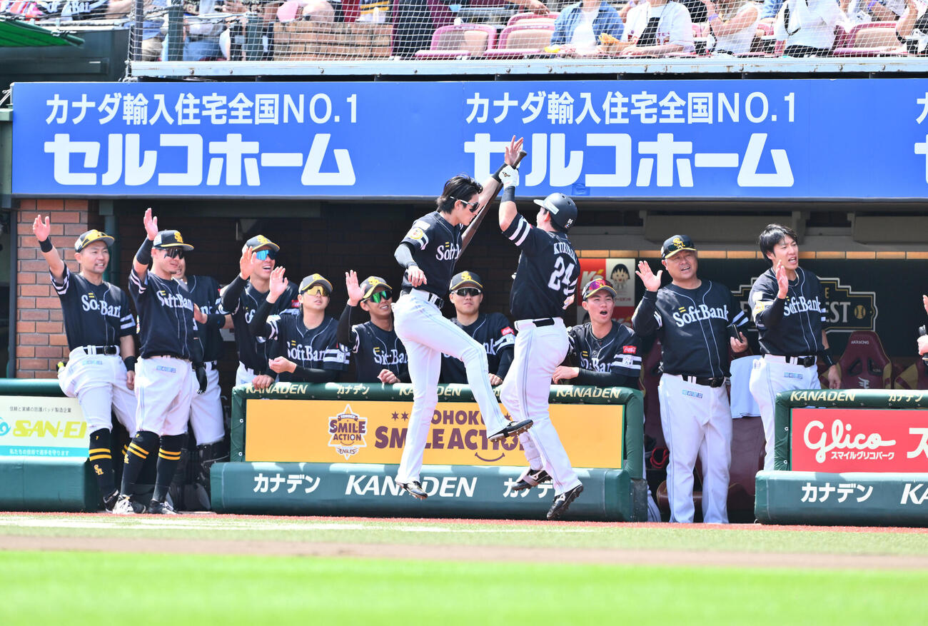 楽天対ソフトバンク　1回表ソフトバン2死三塁、先制2点本塁打を放った栗原陵矢（中右）は周東佑京とタッチを交わす（撮影・滝沢徹郎）