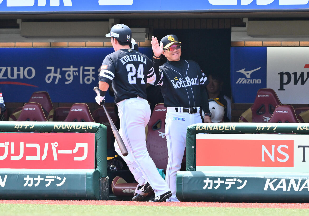 楽天対ソフトバンク　1回表ソフトバン2死三塁、先制2点本塁打を放った栗原陵矢（左）を迎える小久保裕紀監督（撮影・滝沢徹郎）