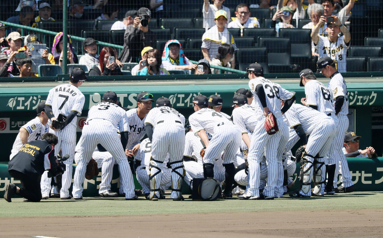 阪神対広島　試合前の円陣を組む阪神ナイン　（撮影・加藤哉）