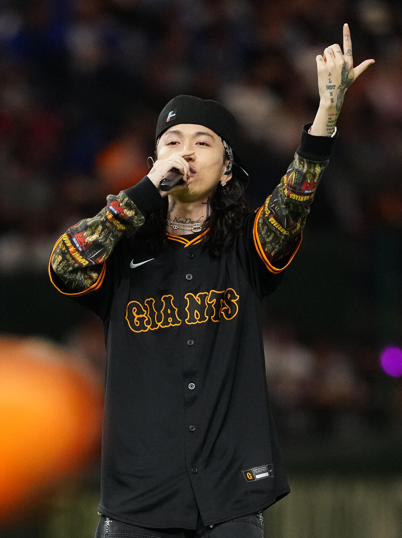 巨人対DeNA　試合前、パフォーマンスするラッパーのKvi Baba（撮影・江口和貴）