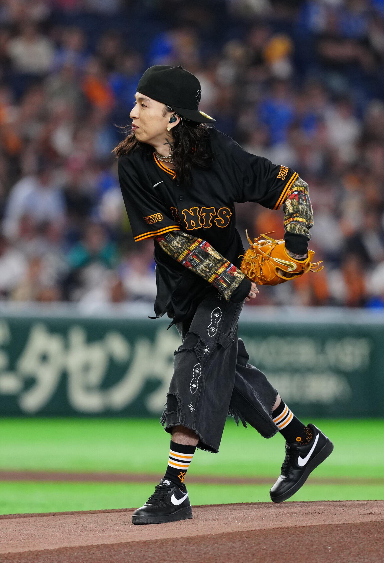 巨人対DeNA　試合前、ファーストピッチセレモニーで投球するラッパーのKvi Baba（撮影・江口和貴）