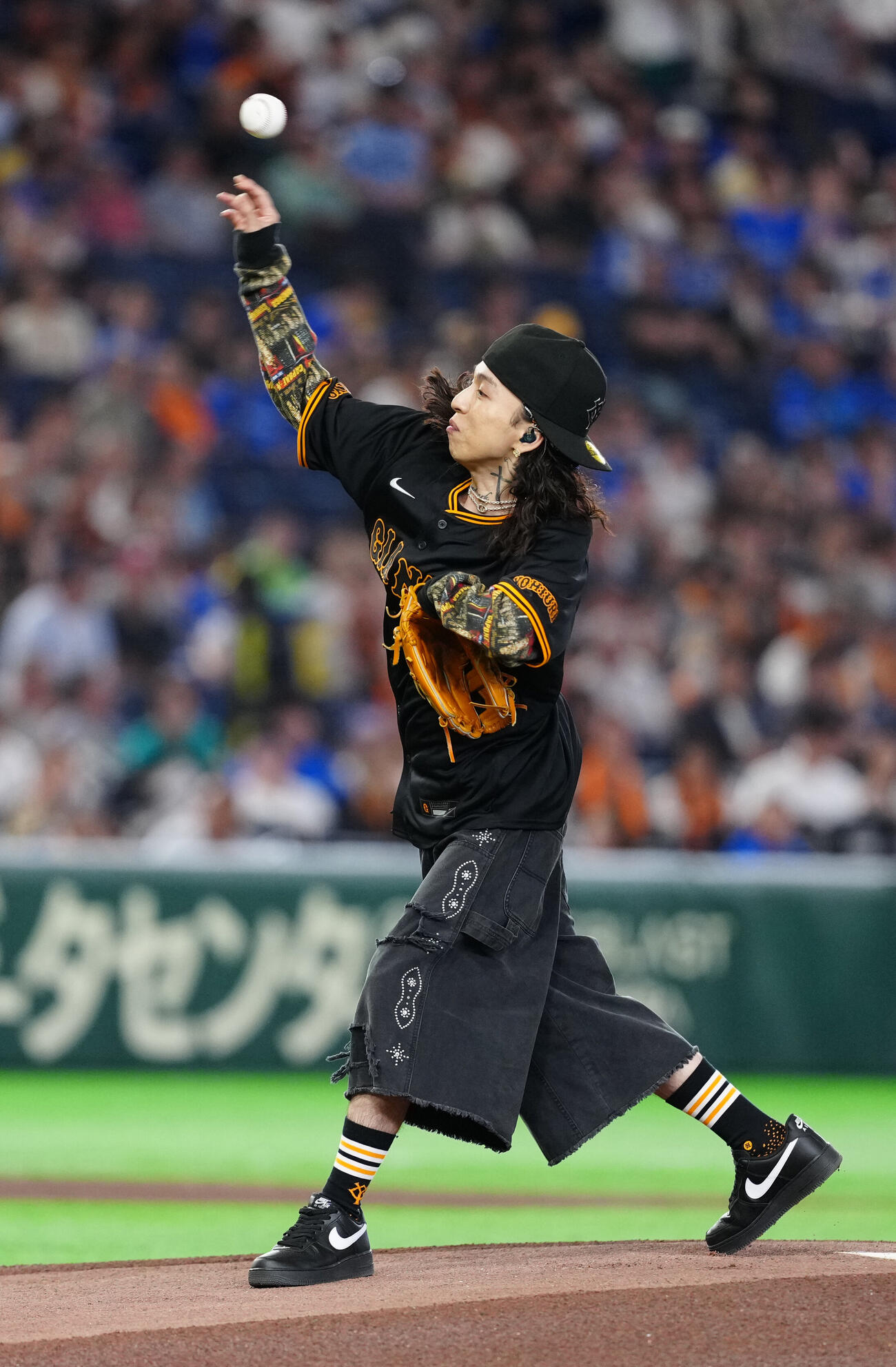 巨人対DeNA　試合前、ファーストピッチセレモニーで投球するラッパーのKvi Baba（撮影・江口和貴）