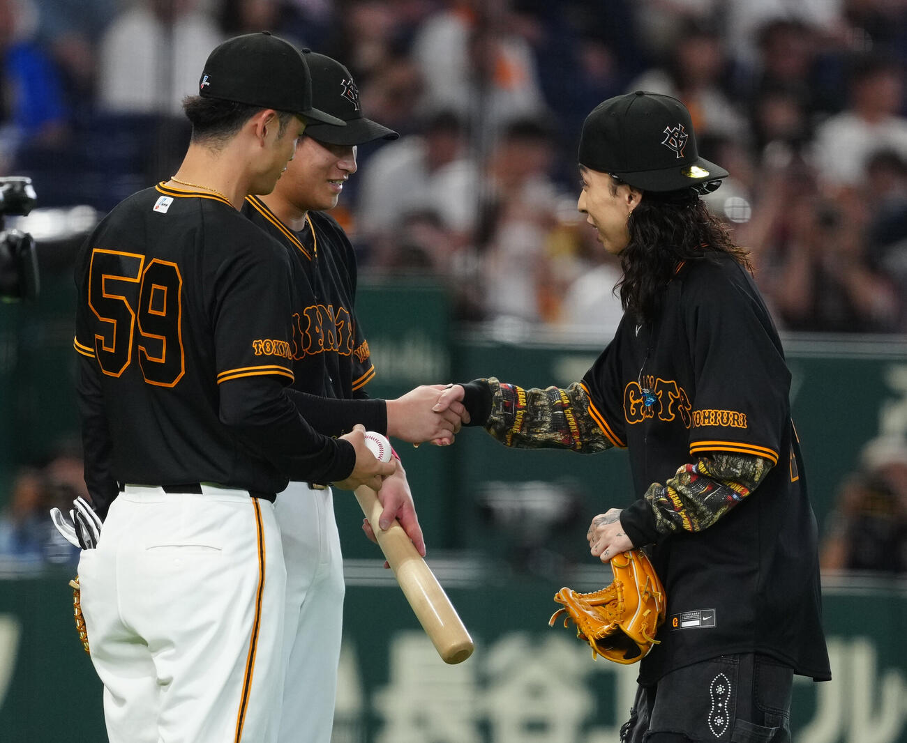 巨人対DeNA　試合前、ファーストピッチセレモニーを行ったラッパーのKvi Baba（右）（撮影・江口和貴）