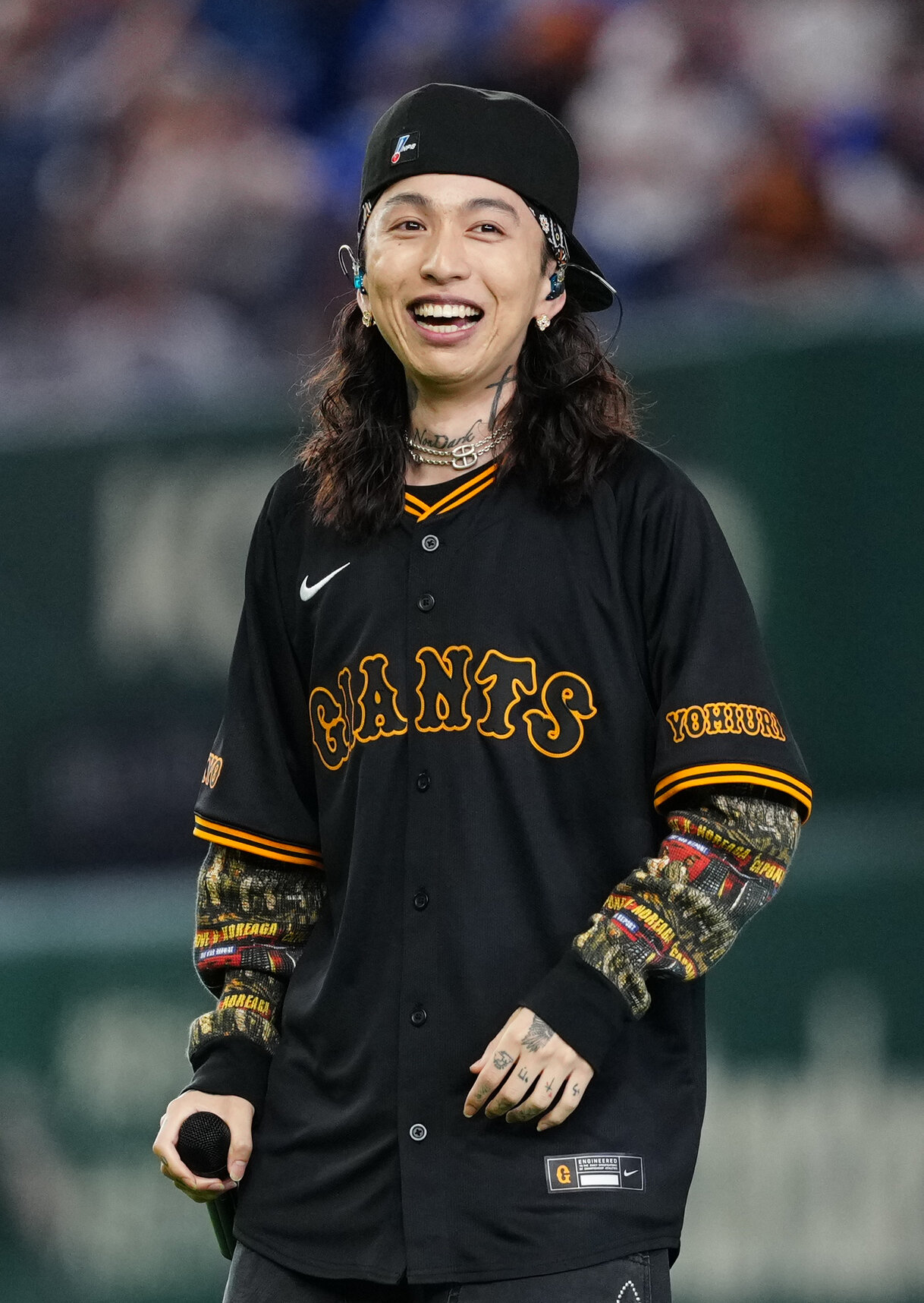 巨人対DeNA　試合前、パフォーマンスするラッパーのKvi Baba（撮影・江口和貴）