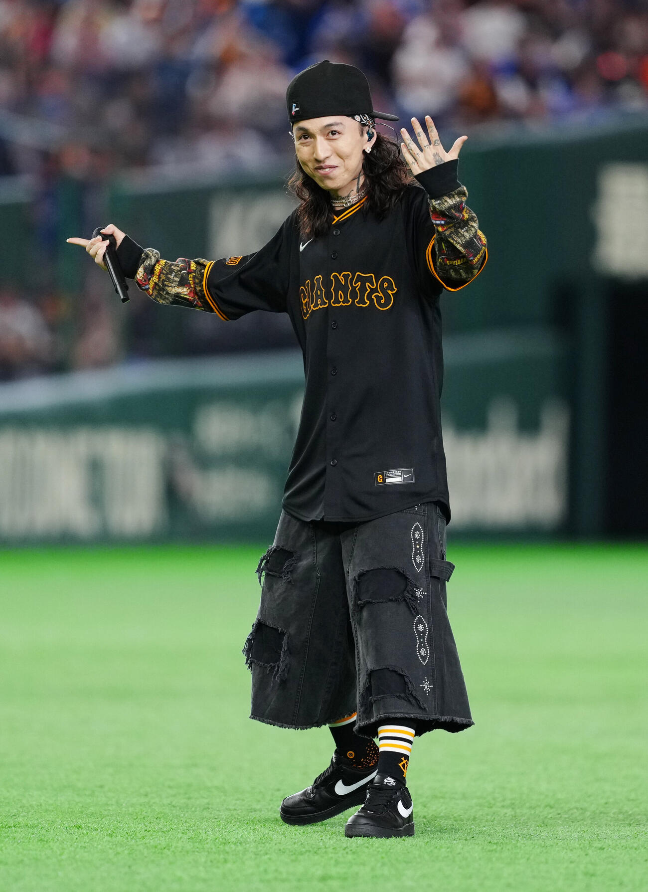 巨人対DeNA　試合前、パフォーマンスするラッパーのKvi Baba（撮影・江口和貴）
