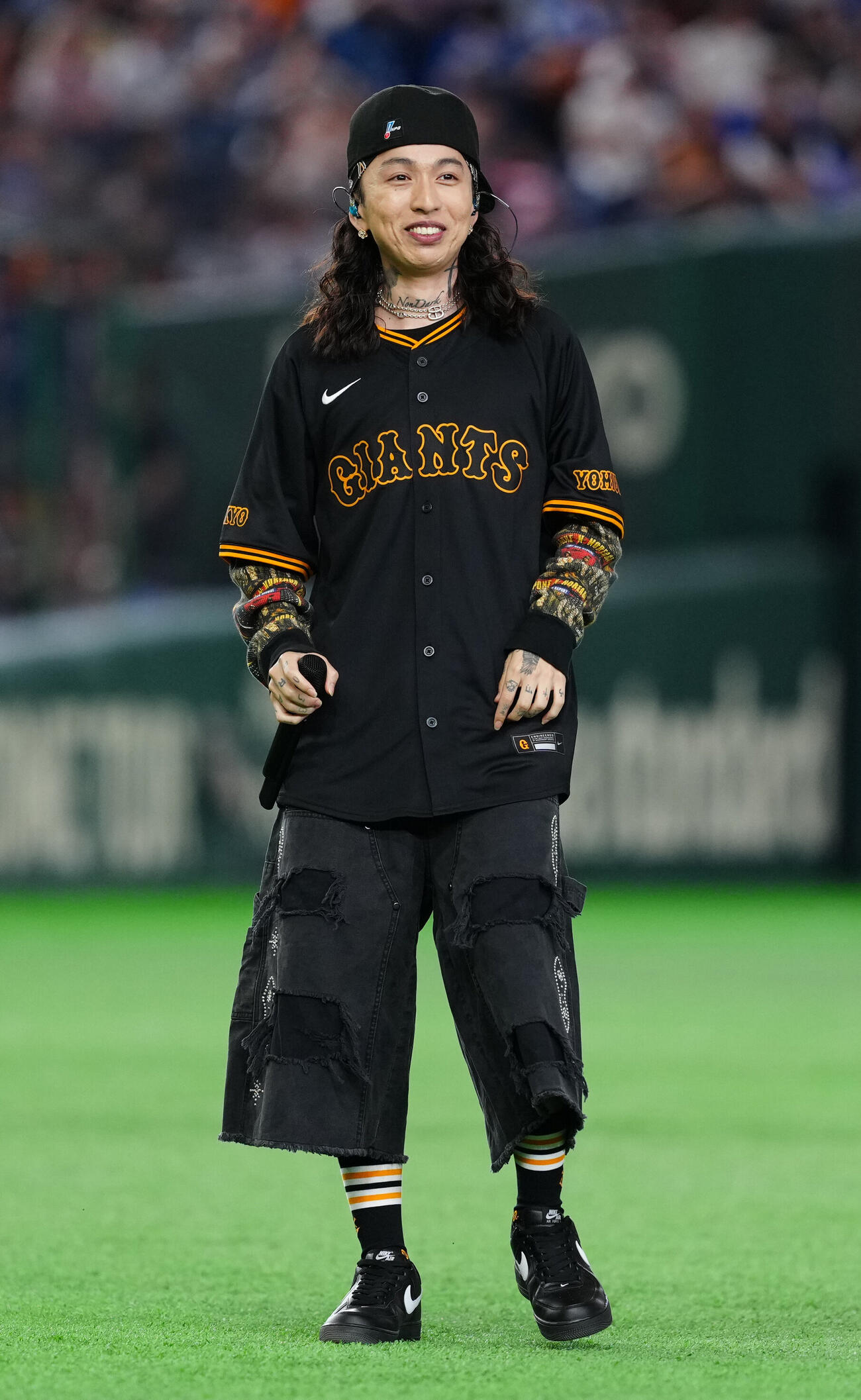 巨人対DeNA　試合前、パフォーマンスするラッパーのKvi Baba（撮影・江口和貴）