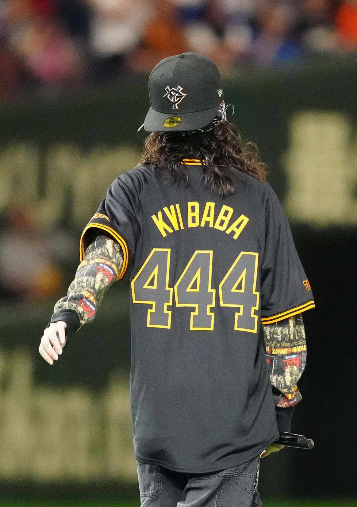 巨人対DeNA　試合前、パフォーマンスするラッパーのKvi Baba（撮影・江口和貴）