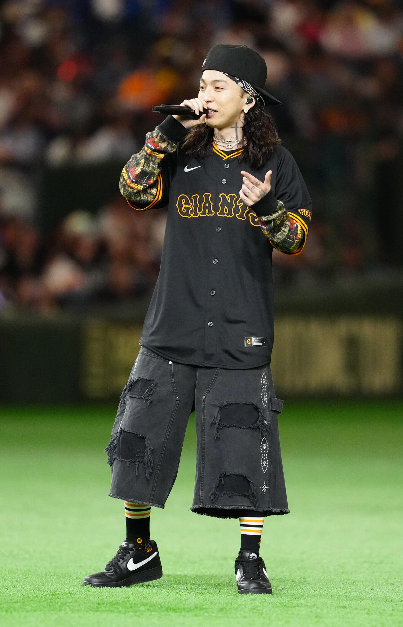 巨人対DeNA　試合前、パフォーマンスするラッパーのKvi Baba（撮影・江口和貴）