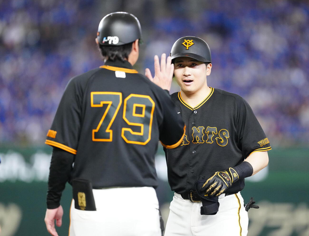 巨人対DeNA 1回裏巨人1死一塁、左前打を放った泉口友汰（右）（撮影・江口和貴）